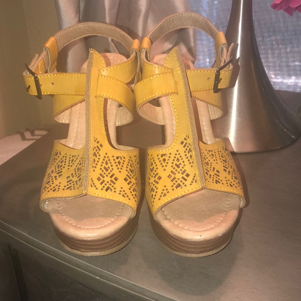 Daisy Fuentes yellow wedges size 7